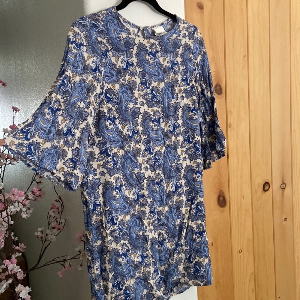 H&M Half sleeve mini dress! Cool prints with wholesome feature